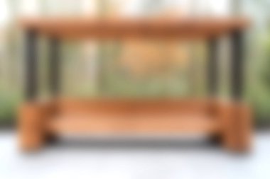 Çağdaş iç mekanlar için ideal şeffaf cam kapaklı şık bir ahşap masa. Doğal ışığı olan her odanın zarafetini arttırır..