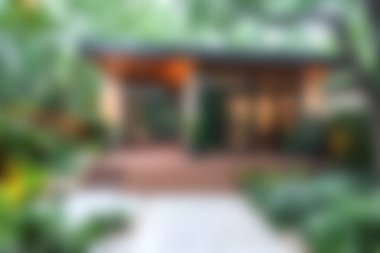 Bereketli bir bahçeye kurulmuş sakin bir ev, canlı yeşilliklerle çevrili, rahatlama ve açık hava keyfi için ideal. Sakin atmosferi kucakla..