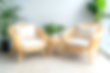 Parlak ve davetkar bir oturma odası. Yastıklı, yeşil ve sıcak ışıklarla çevrili şık ahşap sandalyeler. Rahatlamak için rahat bir atmosfer yaratıyor..