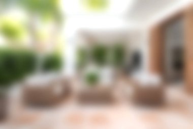 Bereketli yeşillik ve bol güneş ışığı ile çevrili rahat bir oturma odası, rahatlama ve sosyal toplanma için mükemmel..