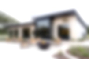 Benzersiz mimari tasarımları ve güzel manzaralı bir bahçe alanında yer alan geniş pencereleri olan çarpıcı bir modern ev keşfedin. Çağdaş yaşamı göstermek için mükemmel..