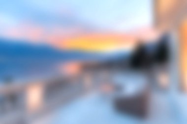 Modern bir balkonun üzerinde sakin bir günbatımını deneyin şık dış mobilyalarla süslenmiş, huzurlu bir atmosfer yaratarak doğanın güzelliğinin tadını ve rahatlığını davet eder..