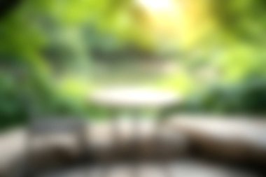 Yumuşak odaklı bir bahçe yolunun yer aldığı sakin bir açık hava parkı manzarası canlı yeşillik ve ılık güneş ışığı ile çevrili, huzur ve rahatlamaya davet ediyor..