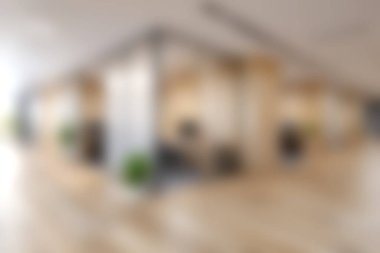 Parlak doğal ışık, yeşil bitkiler ve profesyonel bir çevrede yaratıcılığı ve üretkenliği teşvik eden parlak bir tasarıma sahip çağdaş bir ofis..