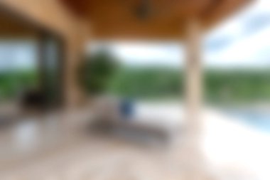 Lüks mobilyaların bulunduğu ferah bir avlu, rahatlamak için mükemmel. Bölge, konfor ve modern estetik için tasarlanmış huzurlu bir manzaraya bakıyor..