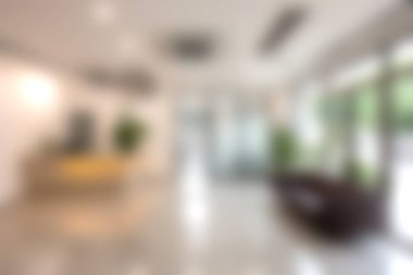 Modern bir ofis resepsiyon alanı açık alanları ve geniş doğal ışığı olan şık bir tasarımı sergiliyor. Çağdaş çalışma alanı ayarları için ideal.