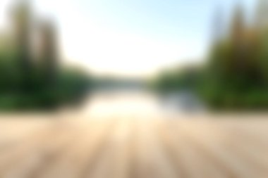 Bu dingin doğa manzarası, güneşin doğuşunda yemyeşil ağaçlarla çevrili bir nehre yumuşak bir odak noktası sunar. Sakinleştirici atmosfer, doğal güzelliğin rahatlaması ve takdir edilmesini sağlıyor..