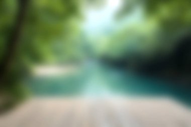 Huzurlu su ve yemyeşil çevreyi yumuşak odak noktasında tasvir eden huzur ve uyum içinde bir doğa sahnesi. Rahatlamak ve ilham vermek için mükemmel..