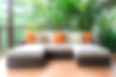 Bu resim renkli yastıklı rahat ve modern bir kanepe düzenini sergiliyor. Mükemmel bir şekilde açık alanda serinletici yeşilliklerle çevrili, huzurlu bir atmosfer yaratıyor..