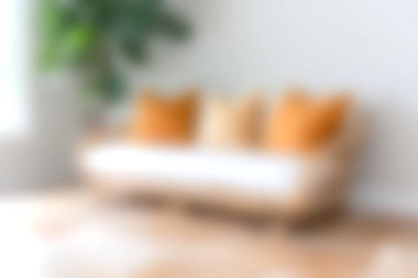 Dekoratif yastıklarla süslenmiş parlak bir kanepenin olduğu rahat bir oturma odası. Doğal ışık modern iç tasarımı geliştirir, rahatlatıcı bir atmosfer yaratır..