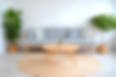 Parlak ve davetkar bir oturma odası modern bir kanepe, şık bir kahve masası ve yemyeşil bir ortam yaratarak rahatlamak ve keyif almak için mükemmel bir ortam yaratıyor..