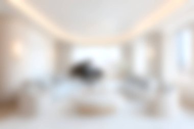 Parlak ve havadar oturma odasında modern minimalist bir tasarım sergileniyor rahat koltuklar, şık mobilyalar ve bol miktarda doğal ışık bulunuyor..