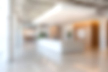 Bu resim, asgari tasarım, parlak doğal ışık ve profesyonel atmosferi geliştiren zarif bir dekorun yer aldığı şık bir modern ofis içini gösteriyor..