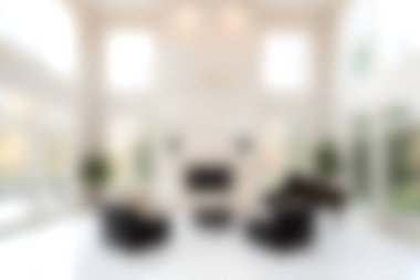 Parlak ve havadar, minimalist oturma odası, yüksek tavanlar, parlak mobilyalar ve büyük pencereler. Tasarım ilhamı ve rahat bir atmosfer yaratmak için ideal..