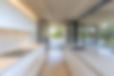 Parlak renkleri, açık alanları ve doğal ışığın bol olduğu, minimalist zarafeti ve işlevselliği somutlaştıran güzel tasarlanmış modern bir mutfak..