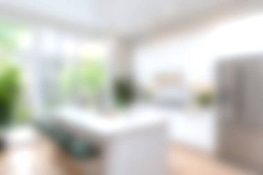 Bu resim, geniş pencereli ve şık iç tasarım elementlerine sahip parlak, modern bir mutfağa sahiptir. Açık alan sıcaklık ve entelektüellik yayar, bir ev için mükemmel..