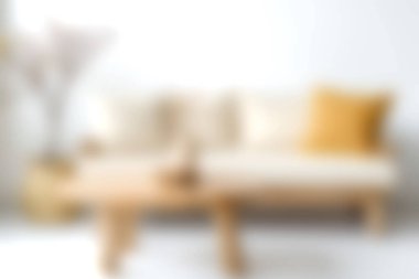 Yumuşak bir kanepe, şık yastıklar ve sakin bir atmosfer için doğal elementlerin bulunduğu minimalist bir oturma odasının cazibesini deneyin..