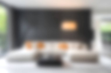 Bu modern oturma odasında çarpıcı bir siyah aksan duvarı ve rahat bir kanepe var, şık ve davetkar bir atmosfer yaratıyor. Rahatlamak için mükemmel bir yer..