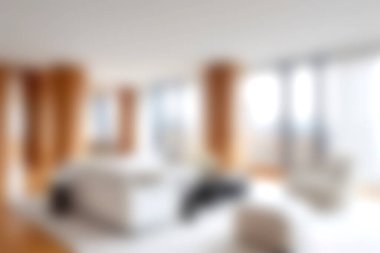 Modern tasarım elementleri, geniş bir yerleşim yeri ve doğal ışığın sıcak bir atmosfer yaratmasına olanak sağlayan geniş pencereli parlak ve havadar bir oturma odası..