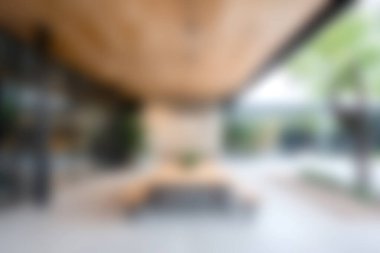 Modern dekorun, doğal elementlerin ve bol ışıklandırmanın yer aldığı güzel tasarlanmış bir oturma odası. Mekan, zarif mobilyaları ve temiz çizgileri sayesinde rahatlık ve rahatlığı teşvik ediyor..