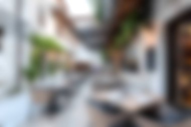 Kırsal cazibeyle dolu sakin bir açık hava yemek alanı, masalar ve sandalyeler, yemyeşil ile çevrili, günlük yemekler ve sosyal toplantılar için ideal.