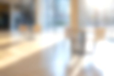 Modern tasarım elementlerinin yumuşak odak noktası olan sakin bir iç mekan, doğal ışık ve zarif dekorlarla dolu rahat bir atmosfer yaratıyor..