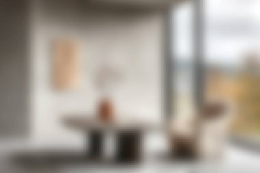 Zarif mobilyaların, geniş bir pencerenin ve sakin doğal manzaraların olduğu güzel düzenlenmiş modern bir oturma odası. Şık iç mekanlar için mükemmel..