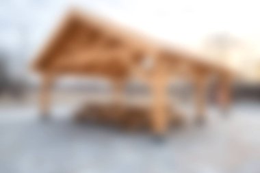 Serin bir kış manzarasında sersemletici bir ahşap pavyon, ağaçların arasından süzülen yumuşak ışık, dinlenmek için sakin bir alan yaratıyor..