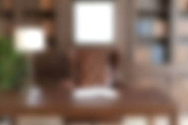 Modern bir masa, ahşap kitaplık ve doğal ışığın yer aldığı rahat bir ofis sahnesi. Davet edilen ortam, çalışma ve öğrenim için üretkenlik ve yaratıcılığa ilham verir..