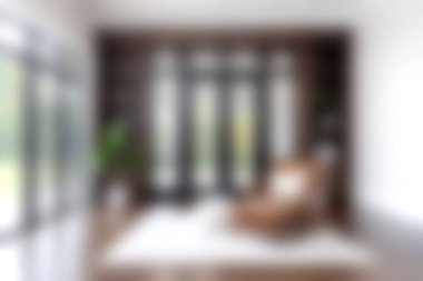 Bu fotoğraf konfor için tasarlanmış, geniş pencerelerden geçen doğal ışık tarafından aydınlatılan rahat bir oturma odasını gösteriyor. Şık bir sandalye ve minimalist bir dekor sakin bir atmosfer yaratır..