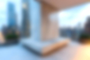 Günbatımında panoramik şehir manzarasını gösteren modern bir şehir içi apartman dairesinin yumuşak bir tasviri. Huzurlu alan, rahatlama için ideal, konforlu elementlerle minimal dekoru birleştirir..