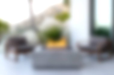 Rahat bir açık hava yaşam alanı deneyin rahat sandalyeler ve modern bir ateş çukuru, arka bahçenizde sakin akşamları için mükemmel.