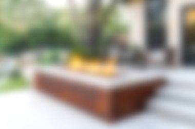 Zarif bir açık hava ateş çukuru, güzel manzaralı bir alanın ortasında, sıcaklık ve davetkar bir ortam sunuyor. Dışarıda dinlenmek için mükemmel bir akşam..