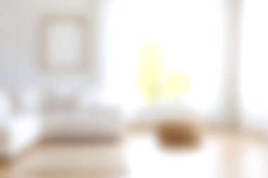 Bu parlak ve havadar oturma odası doğal ışık bolluğuna sahip modern dekora sahiptir. Samimi mobilyalar ve yumuşak dokular rahatlamak için mükemmel bir karşılama atmosferi yaratıyor..