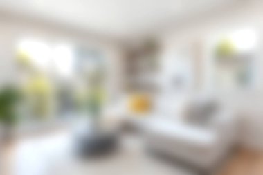 Bu parlak oturma odası modern mobilyalara ve yumuşak doğal ışıkla sıcak bir atmosfere sahiptir. Rahatlama ve tarz için mükemmel..