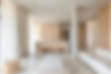 Bu resim, minimalist dekorun ve çağdaş evler için mükemmel yumuşak renk paletinin yer aldığı parlak ve havadar modern bir oturma odasını gösteriyor..