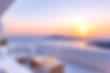 Modern bir balkondan büyüleyici bir gün batımı manzarası. Zarif açık hava mobilyaları, rahatlamak için mükemmel. Yumuşak renkler gevşemek için ideal bir ortam yaratır..