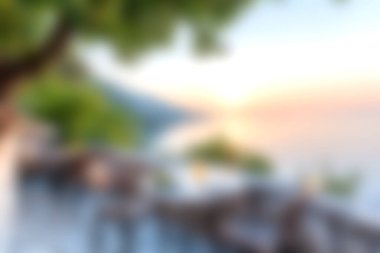 Sakin suları ve yemyeşil suları gösteren sakin bir günbatımı sahnesi, deniz kenarında dinlenmek ve dinlenmek için mükemmel huzurlu bir atmosfer yaratıyor..