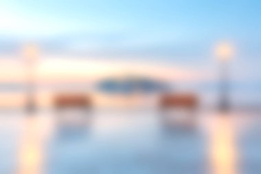 Gün doğumunda bankların ve fenerlerin olduğu sakin bir rıhtım sahnesi dinginlik ve sakinliği çağrıştırıyor. İlham verici rahatlama ve doğa takdiri için mükemmel..