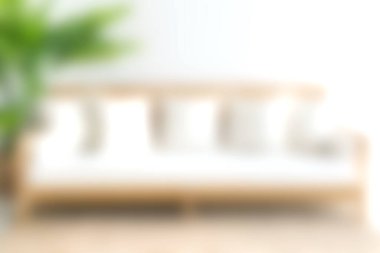 Parlak bir zemin üzerine kurulmuş, nötr yastıklı, minimalist rahat bir kanepe. Doğal ahşap çerçeve, modern dekor için mükemmel ışık ve havadar atmosferi tamamlar..