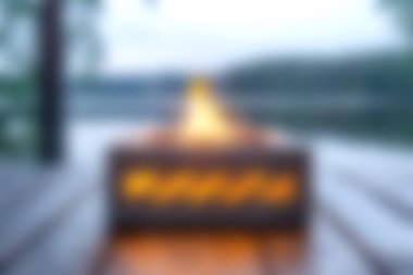 Sakin bir gölün yanında ateş çukuru ve sıcak alevlerin olduğu rahat bir ortam. Bu dingin ortam rahatlamayı arttırır ve sosyal toplantıları davet eder.