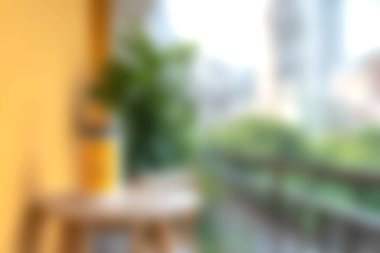 Sıcak ışık ve yemyeşil bitkilerin bulunduğu rahat bir balkon alanı, şehir ortamında rahatlamaya ve ilhama davet ediyor. Huzurlu sabahlar için mükemmel.