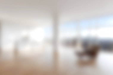 Çağdaş mobilyaların ve çarpıcı şehir manzarasının yer aldığı doğal ışıkla dolu modern, ferah bir oturma odası. Rahatlama ve zarafet için mükemmel..