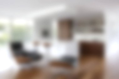 Bu resimde modern bir iç mekan, şık siyah bir sandalye ve sıcak ahşap döşeme sergileniyor. Parlak ve açık düzen davetkar bir ortam yaratıyor..