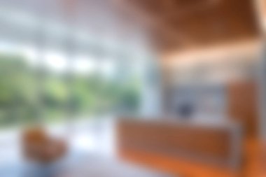 Bu resim, doğal ışık getiren geniş pencereli modern bir kabul alanı sergiliyor. Gösterişli tasarım, misafirperver bir atmosferi arttırır..