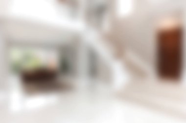 Büyüleyici modern bir girişte sarmal bir merdiven, açık bir yaşam alanı ve davetkar bir atmosfer için çağdaş tasarım unsurlarının bir karışımı sergileniyor..