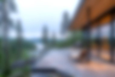 Zarif mobilyaların bulunduğu, yemyeşil ve sakin sularla çevrili modern bir açık hava güvertesinden çarpıcı bir manzara, rahatlama ve keyif için mükemmel..