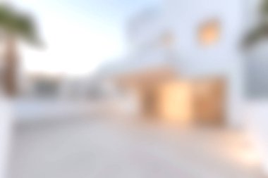 Parlak beyaz duvarlar ve zarif mimari elementlerin yer aldığı modern bir dış mekanı gösteren büyüleyici bir görüntü. Tasarım için mükemmel..