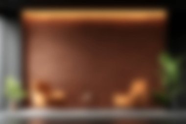 Sıcak ışıklandırma ve minimalist tasarım elementlerinin yer aldığı rahat bir modern yaşam alanı, rahatlama ve rahatlama için davetkar bir ortam yaratıyor..