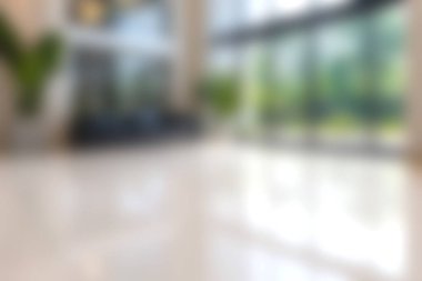 Geniş ve parlak bir modern lobi. Geniş pencereleri, minimalist tasarımı ve doğal elementleri var. Ofisler ve karşılama alanları için mükemmel..